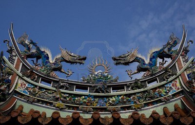 4080432-draghi-cinesi-sul-tetto-di-un-tempio-draghi-hanno-un-posto-speciale-nella-mitologia-cinese-tradizion